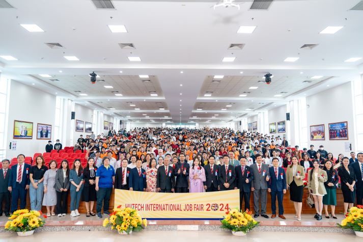 [Video] Sinh viên hào hứng “săn” hơn 1.500 đầu việc hấp dẫn tại “HUTECH International Job Fair 2024” 228