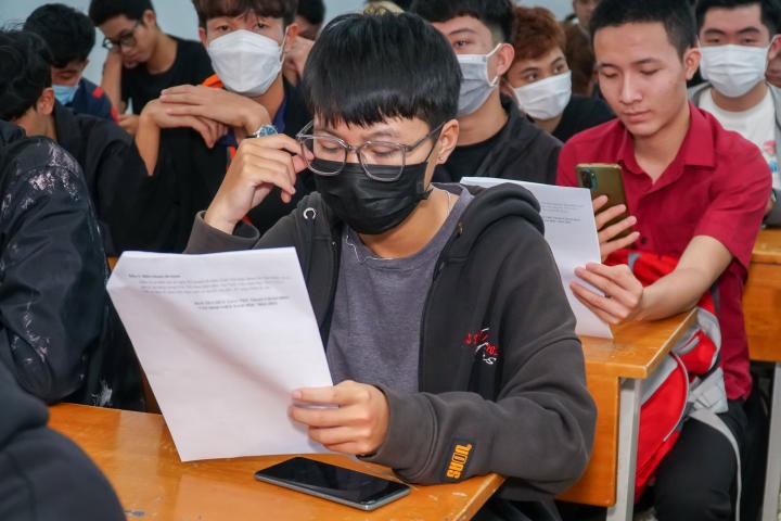 Các bạn sinh viên hào hứng nghe quy chế cuộc thi HUTECH 3