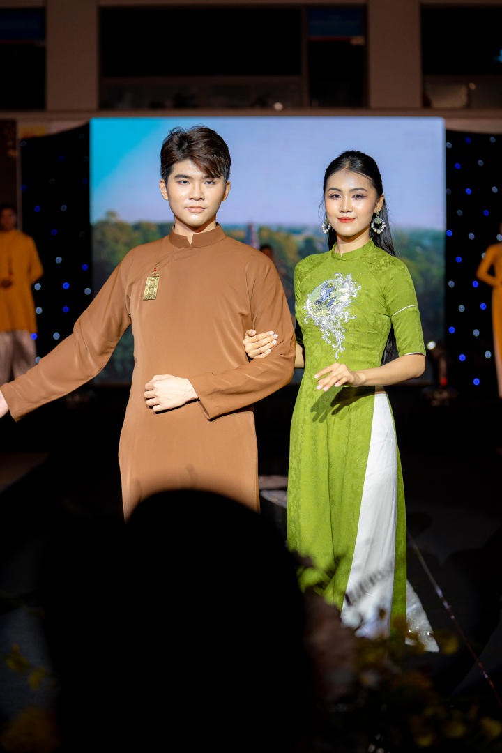 Sinh viên khoa Du lịch - Nhà hàng - Khách sạn tổ chức đêm diễn thời trang “Lụa Fashion  Show, Ngàn năm Lụa Việt” 99
