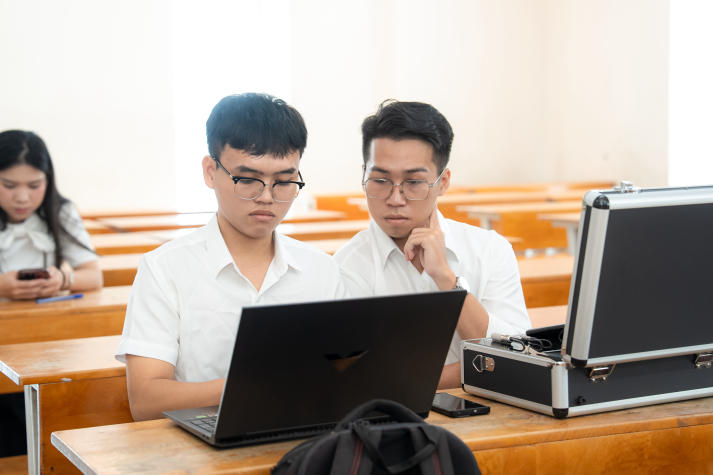 [Video] 56 đề tài HUTECH vào Bán kết Euréka 2025, nổi bật với 9 công trình Kỹ thuật - Công nghệ ứng dụng cao 37