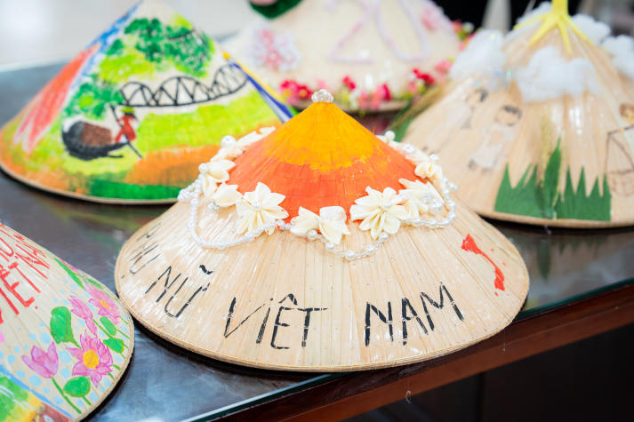 Lan tỏa tinh thần “Sắc Việt” trong Ngày hội trang trí nón lá của sinh viên Khoa Tài chính - Thương mại 91