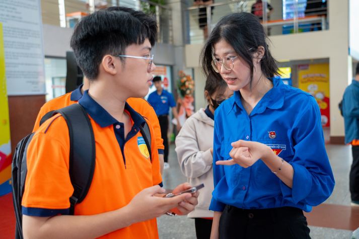 Đa sắc màu tại Ngày hội các Câu lạc bộ - Đội - Nhóm tình nguyện HUTECH 61