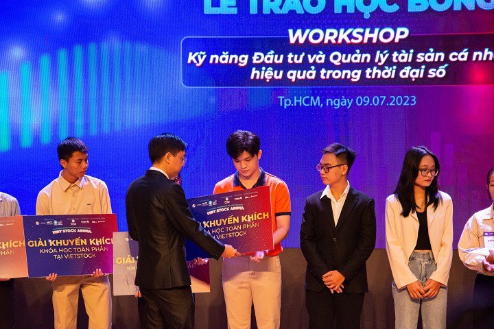 Sinh viên Khoa Tài chính - Thương mại HUTECH xuất sắc giành giải Nhì cuộc thi “Viet Stock Arena - Đấu trường Chứng khoán sinh viên toàn quốc” 42