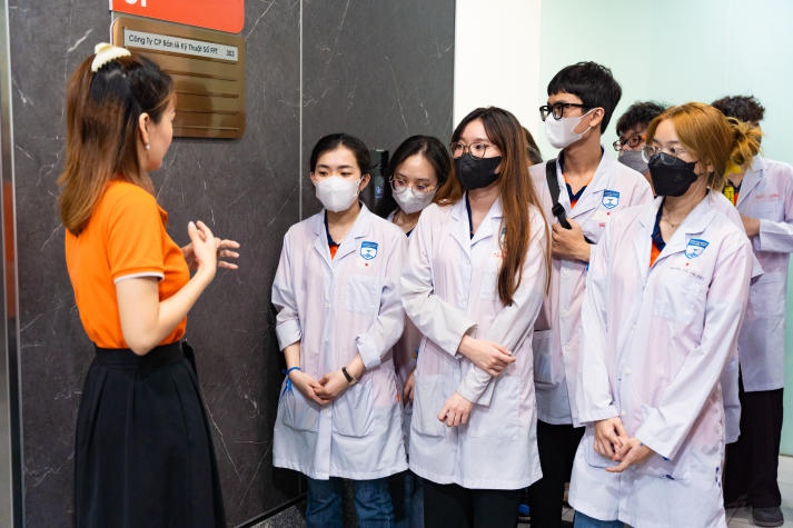 Sinh viên Khoa Dược HUTECH tìm hiểu nghề tại FPT Long Châu 81