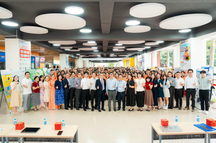 Khi ý tưởng chạm thực tiễn: Sinh viên Khoa Tài chính - Thương mại tỏa sáng tại Trưng bày poster Dự án doanh nghiệp 128