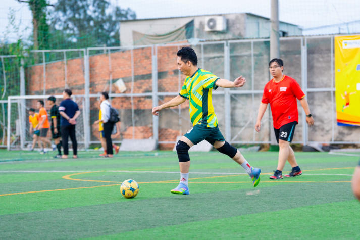 [Hội thao CB-GV-NV HUTECH 2025] Nảy lửa vòng Tứ kết bóng đá nam, 04 cái tên xuất sắc lộ diện vào Bán kết 47