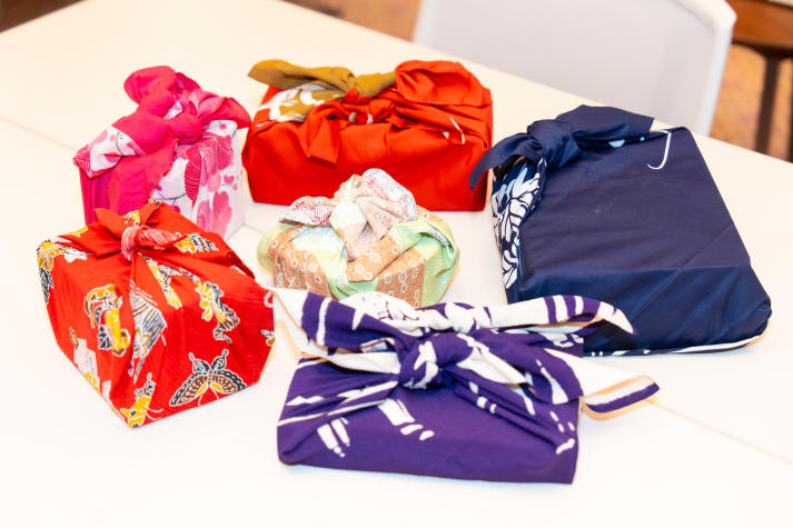 Khoa Nhật Bản học phối hợp cùng Tổng Lãnh sự quán Nhật Bản lan tỏa văn hóa Furoshiki đến sinh viên 64