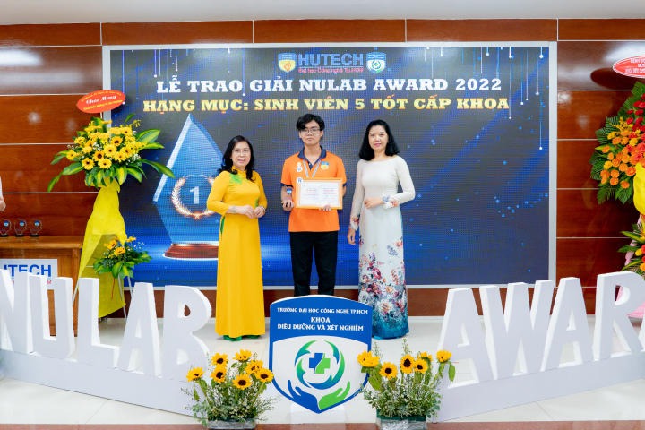 Khoa Điều dưỡng - Xét nghiệm đã giao giải thưởng NULAB AWARD cho các sinh viên HUTECH 6
