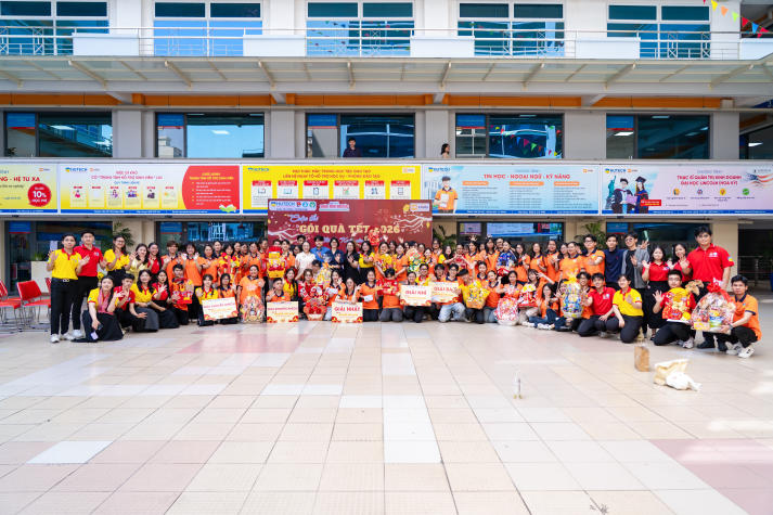 [Ảnh] Tuổi trẻ Khoa Tài chính - Thương mại gói trọn yêu thương trong những phần quà Tết 77