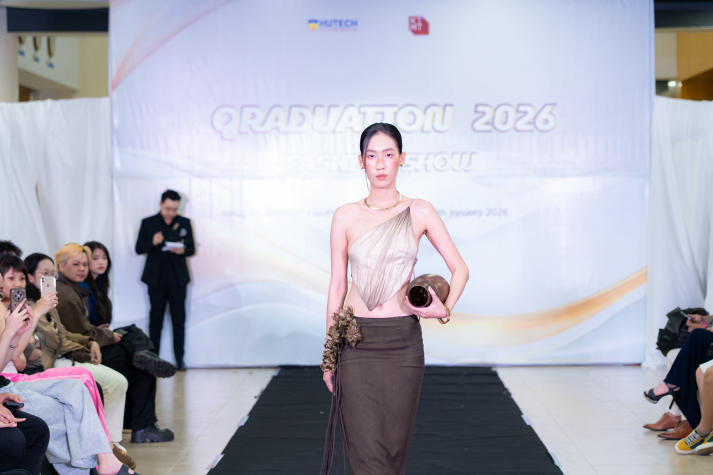 [Video] Sinh viên Thiết kế thời trang HUTECH khuấy động sàn runway với những thiết kế cá tính 42