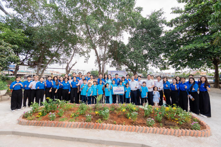 Sinh viên Khoa Marketing - Kinh doanh quốc tế góp sức “thay áo mới” cho khu vực ô nhiễm, tạo sân chơi an toàn cho trẻ em 113