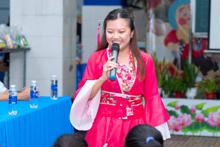 Sinh viên Khoa Thẩm mỹ và Khoa học sự sống tự tay đem “vầng trăng yêu thương” đến thiếu nhi phường Xóm Chiếu 28