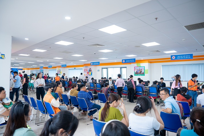 [Video] Đông đảo thí sinh, phụ huynh đến HUTECH nhập học từ tờ mờ sáng ngày đầu tiên 46