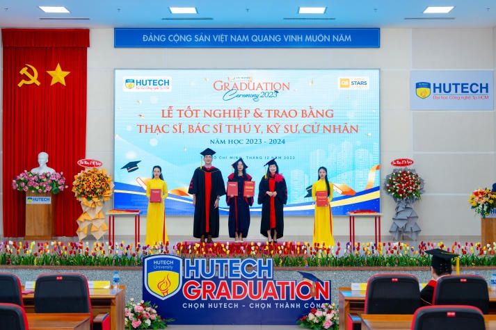 Lễ trao bằng tốt nghiệp tháng 12/2023 tại HUTECH: “Cảm ơn cha mẹ - Người không đứng trên thảm đỏ” 106
