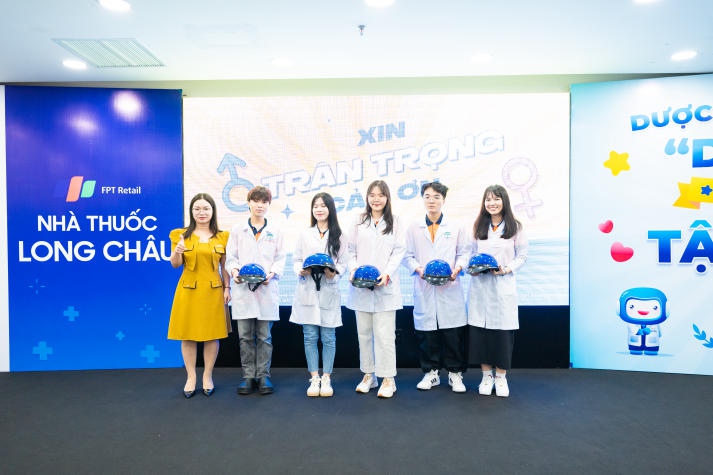 Sinh viên Khoa Dược HUTECH tìm hiểu nghề tại FPT Long Châu 128