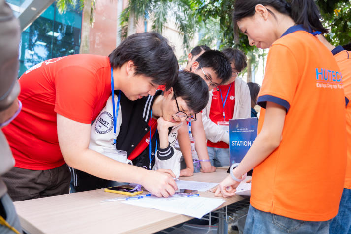 Chạm đến tri thức toàn cầu từ những diễn đàn học thuật không biên giới tại HUTECH 121