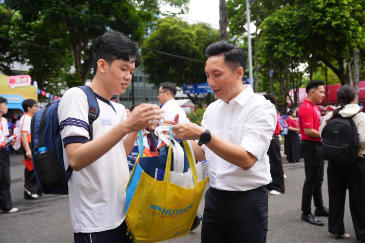 HUTECH cùng sĩ tử 2k8 tháo gỡ băn khoăn chọn Trường tại Ngày hội lựa chọn nguyện vọng xét tuyển 2026 50
