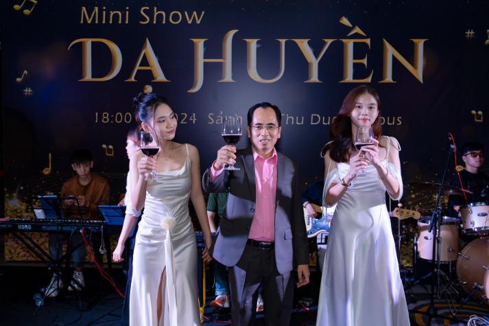 Sinh viên Quan hệ công chúng trình làng các video phóng sự và tỏa sáng tại Đêm tiệc "Dạ Huyền" 145