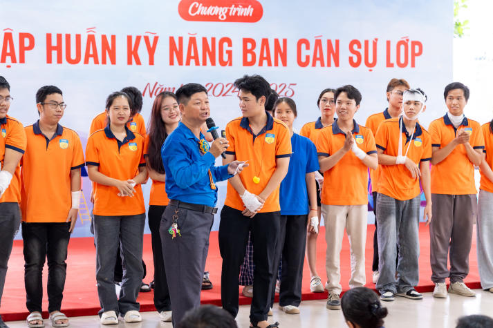 Ban Cán sự lớp HUTECH nâng tầm kỹ năng lãnh đạo và bắt nhịp công nghệ với AI 153