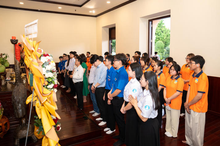 [Ảnh] Về nguồn tại Bến Nhà Rồng: Hành trình ý nghĩa của sinh viên Khoa Tài chính - Thương mại 48
