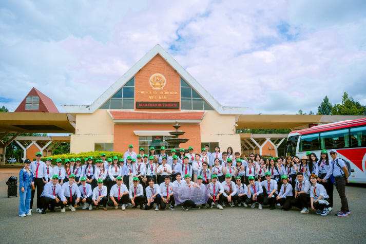 HUTECH students grow through international field trip to Cambodia 53