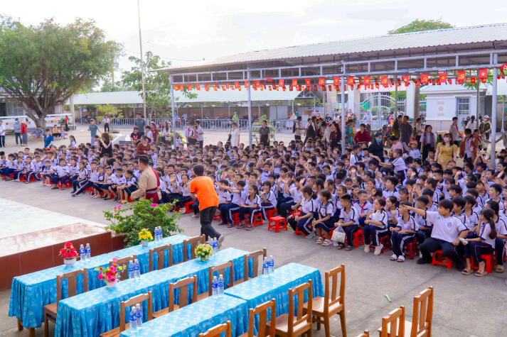 Sinh viên Khoa Marketing - Kinh doanh quốc tế mang “Ngàn điều trăng nói” đến với thiếu nhi Vĩnh Long 83