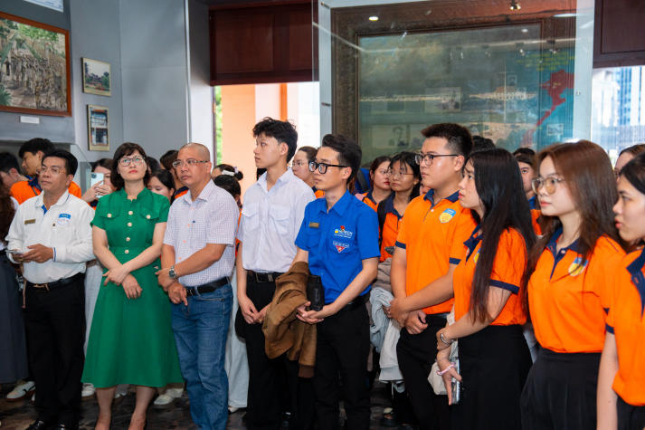 [Ảnh] Về nguồn tại Bến Nhà Rồng: Hành trình ý nghĩa của sinh viên Khoa Tài chính - Thương mại 108