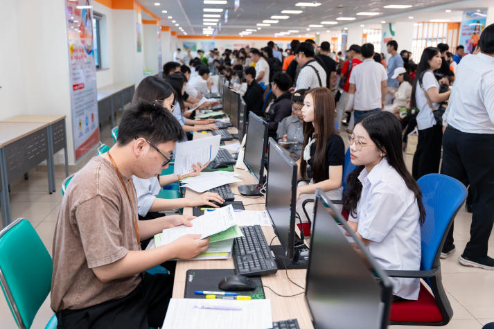 [Video] Tân sinh viên háo hức, phụ huynh hài lòng trong ngày đầu nhập học tại HUTECH 32