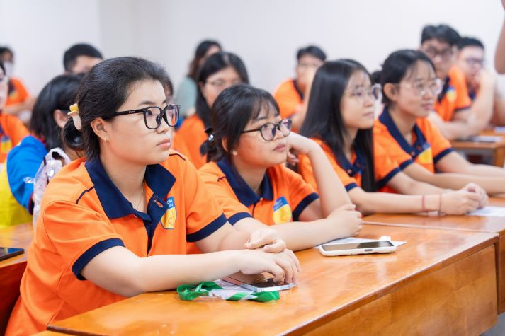 Giải mã bí quyết chọn đề tài, khai thác tài liệu khoa học cùng sinh viên Khoa Tiếng Anh 70
