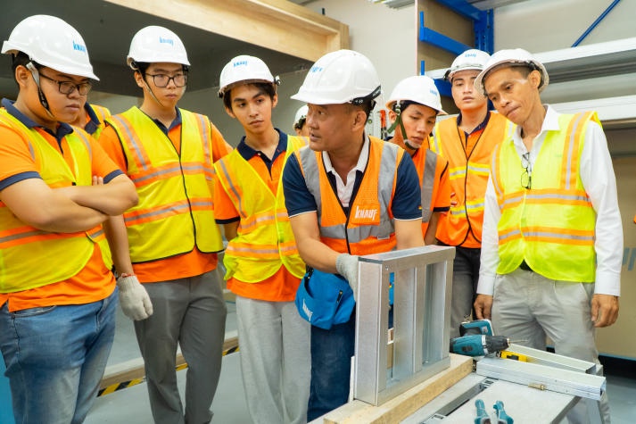Sinh viên Khoa Xây dựng HUTECH tham quan thực tế nhà máy Knauf 90