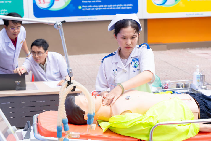 “Chạy trạm” cấp cứu, sinh viên Khoa Điều dưỡng - Kỹ thuật y học luyện bản lĩnh xử trí tình huống y khoa 83