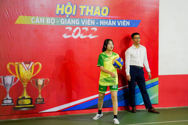 Hội thao CB-GV-NV HUTECH 2022: LQ P. Tư vấn Tuyển sinh - P. Truyền thông - K. Trung Quốc học bảo toàn ngôi vô địch Bóng chuyền nữ 34