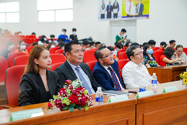 Hơn 300 sinh viên Khoa Quản trị kinh doanh cùng lãnh đạo Vietnamcacao tìm hiểu cách chốt sales ngành thực phẩm 36