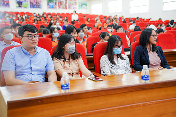 Hơn 300 sinh viên Khoa Quản trị kinh doanh cùng lãnh đạo Vietnamcacao tìm hiểu cách chốt sales ngành thực phẩm 38