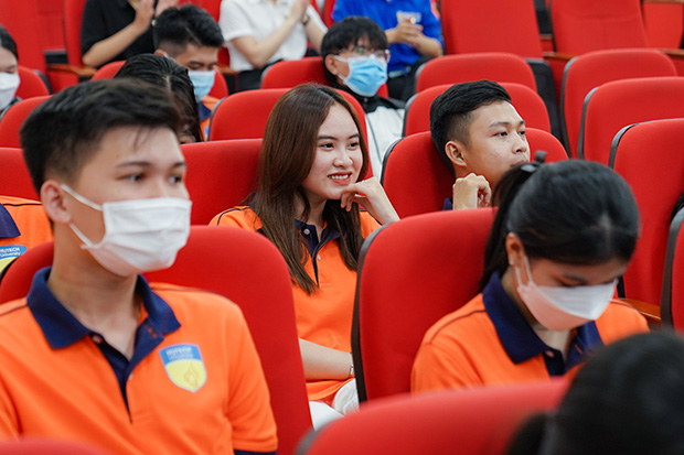 Hơn 300 sinh viên Khoa Quản trị kinh doanh cùng lãnh đạo Vietnamcacao tìm hiểu cách chốt sales ngành thực phẩm 156