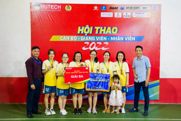 Hội thao CB-GV-NV HUTECH 2022: LQ P. Tư vấn Tuyển sinh - P. Truyền thông - K. Trung Quốc học bảo toàn ngôi vô địch Bóng chuyền nữ 136