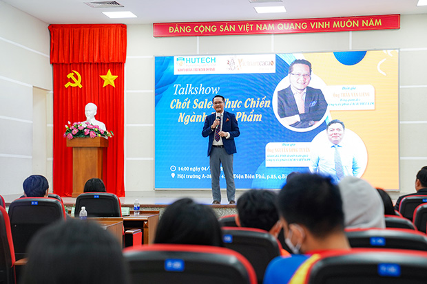 Hơn 300 sinh viên Khoa Quản trị kinh doanh cùng lãnh đạo Vietnamcacao tìm hiểu cách chốt sales ngành thực phẩm 65