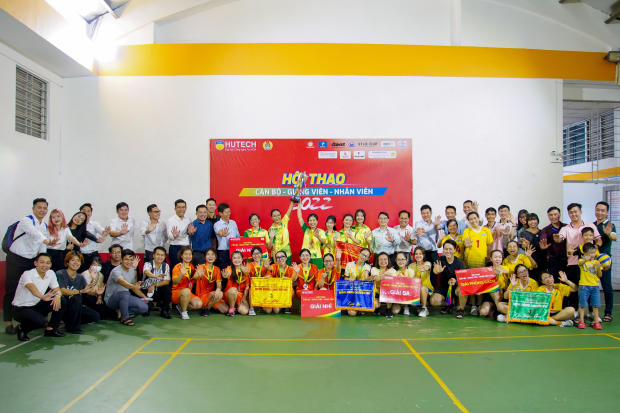 Hội thao CB-GV-NV HUTECH 2022: LQ P. Tư vấn Tuyển sinh - P. Truyền thông - K. Trung Quốc học bảo toàn ngôi vô địch Bóng chuyền nữ 11