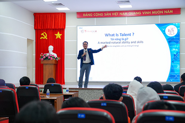 Hơn 300 sinh viên Khoa Quản trị kinh doanh cùng lãnh đạo Vietnamcacao tìm hiểu cách chốt sales ngành thực phẩm 77