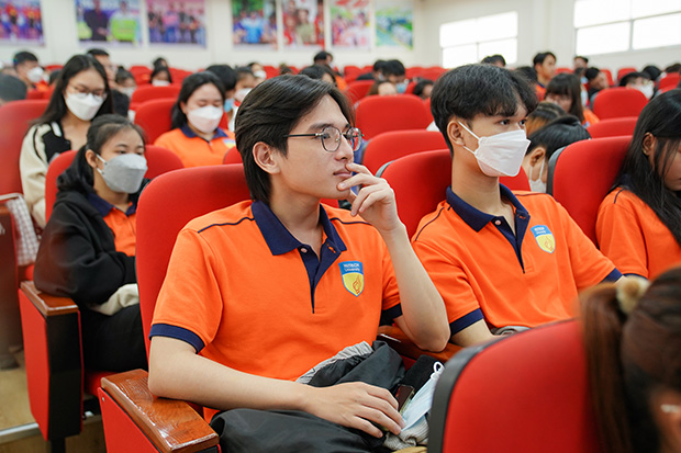 Hơn 300 sinh viên Khoa Quản trị kinh doanh cùng lãnh đạo Vietnamcacao tìm hiểu cách chốt sales ngành thực phẩm 143