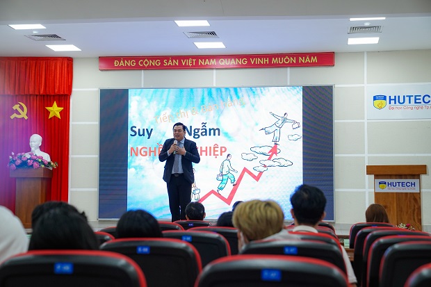 Hơn 300 sinh viên Khoa Quản trị kinh doanh cùng lãnh đạo Vietnamcacao tìm hiểu cách chốt sales ngành thực phẩm 128