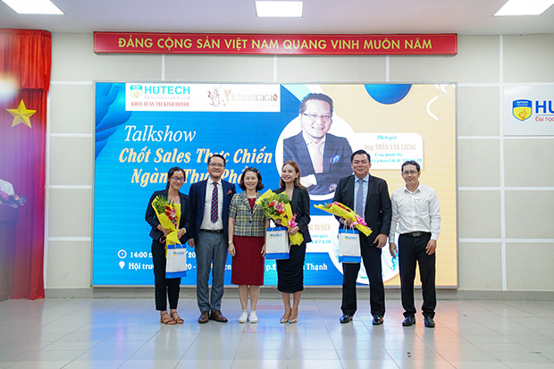 Hơn 300 sinh viên Khoa Quản trị kinh doanh cùng lãnh đạo Vietnamcacao tìm hiểu cách chốt sales ngành thực phẩm 13