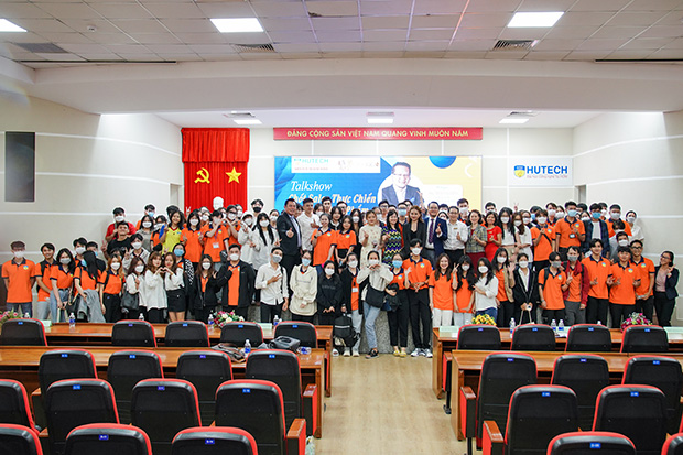 Hơn 300 sinh viên Khoa Quản trị kinh doanh cùng lãnh đạo Vietnamcacao tìm hiểu cách chốt sales ngành thực phẩm 163