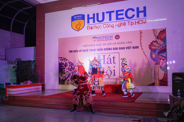 “Gánh tuồng” Nhà hát Nghệ thuật Hát bội TP.HCM mang sân khấu truyền thống đến với sinh viên HUTECH 10