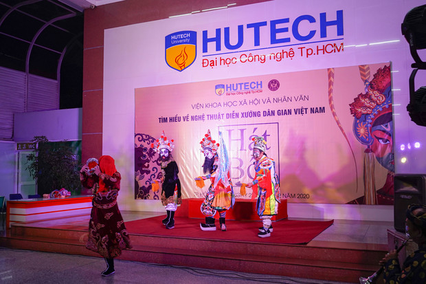 “Gánh tuồng” Nhà hát Nghệ thuật Hát bội TP.HCM mang sân khấu truyền thống đến với sinh viên HUTECH 106