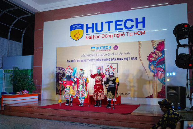 “Gánh tuồng” Nhà hát Nghệ thuật Hát bội TP.HCM mang sân khấu truyền thống đến với sinh viên HUTECH 12
