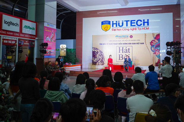 “Gánh tuồng” Nhà hát Nghệ thuật Hát bội TP.HCM mang sân khấu truyền thống đến với sinh viên HUTECH 131