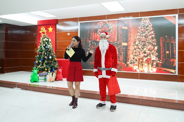 HUTECH Center for Foreign Languages - Informatics - Skills welcomes a joyful and cozy Christmas season 25