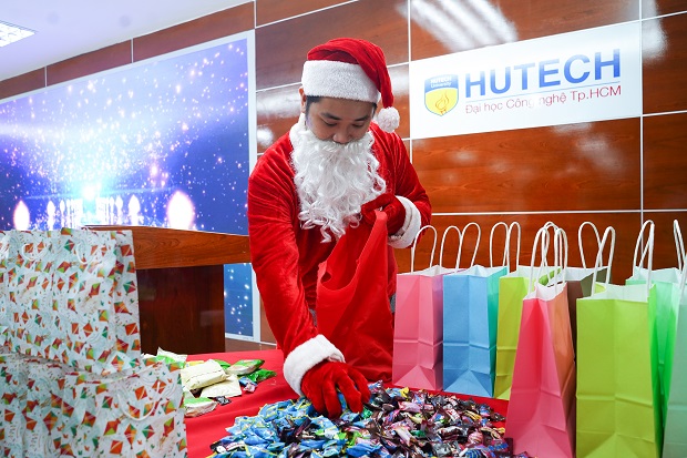 HUTECH Center for Foreign Languages - Informatics - Skills welcomes a joyful and cozy Christmas season 53