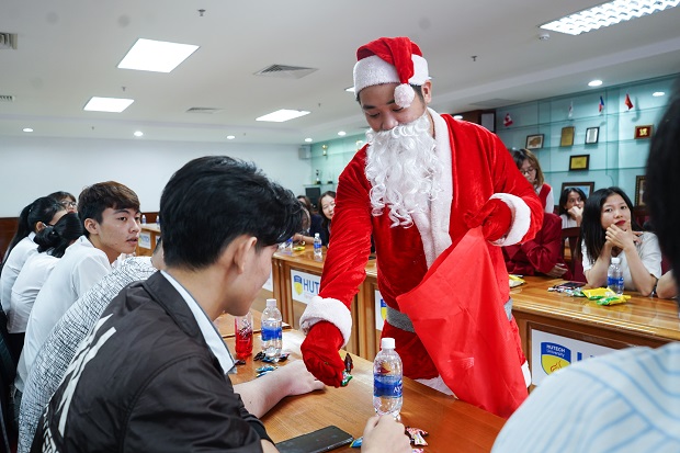 HUTECH Center for Foreign Languages - Informatics - Skills welcomes a joyful and cozy Christmas season 89